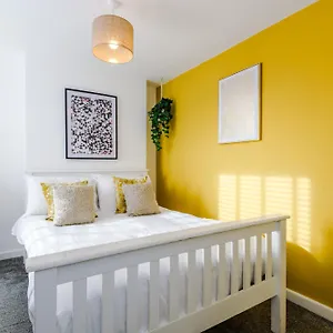 Large 7 Bedroom Town House In Centre Holiday home