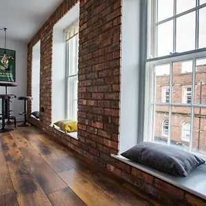 Railway Station Luxury - Sleeps 4 & Free Parking! Apartment